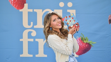 Junge Frau vor einem Sujet der Marke Trü Frü