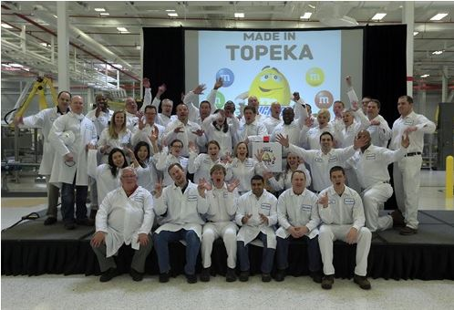 Large group of Mars associates celebrating in Topeka, Kansas facility